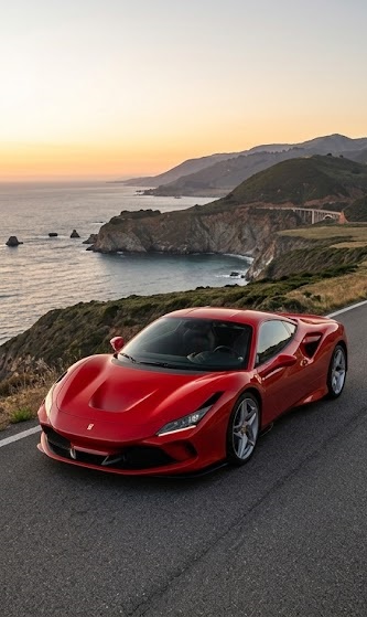 Ferrari F8 Tributo vermelha em estrada litorânea ao entardecer, na Big Sur